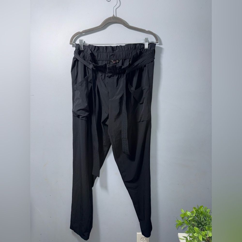 Athleta  Skyline Pants with tie waist and pockets size 14 Tall EUC athleisure